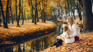 Семья в осеннем парке / Фото: prostooleh / ru.freepik.com
prostooleh