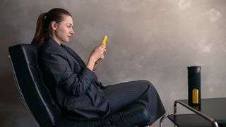 Мобильная связь. Девушка с телефоном / Фото: Билайн