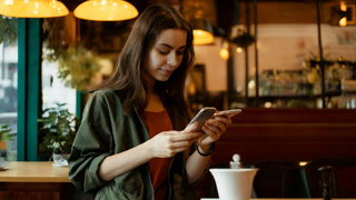 Девушка. Кофейня / Изображение сгенерировано ИИ FusionBrain.AI от Sber AI / amic.ru