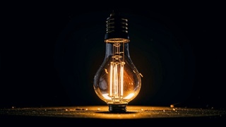 Лампочка в темноте / Изображение сгенерировано ИИ FusionBrain.AI от Sber AI / amic.ru