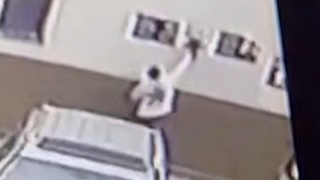 Момент кражи подставки / Кадр из видео: Mash Siberia