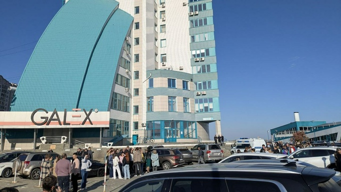 Эвакуация офиса на Баварина / Фото: amic.ru