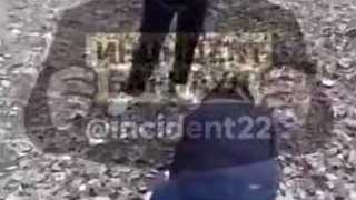 Мужчина в ногах у девушки / Кадр из видео: "Инцидент Барнаул"