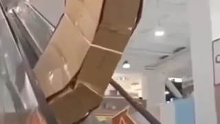 Разбитый телевизор за 400 тысяч / Фото: кадр из видео Двач