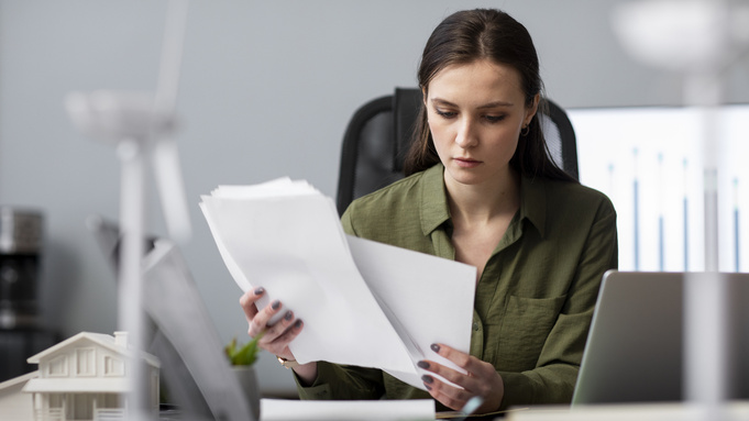 Проверка документов / Фото: freepik