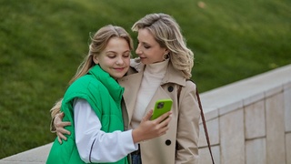 Семья. Смартфон / Фото: пресс-служба МегаФона