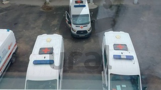 Скорые у здания школы / Фото: Ural Mash