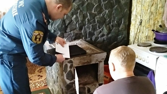 Мужчина и двое детей отравились угарным газом / Фото: МЧС Алтайского края