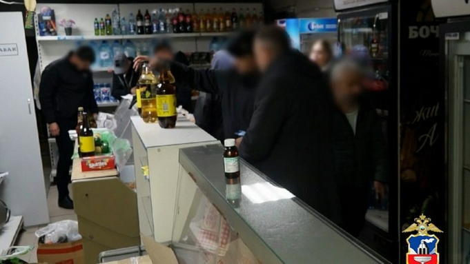 Полицейские изъяли 100 литров алкоголя в ходе масштабного рейда в Алтайском крае / Фото: МВД по Алтайскому краю