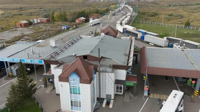 Очередь из большегрузов / Фото: 