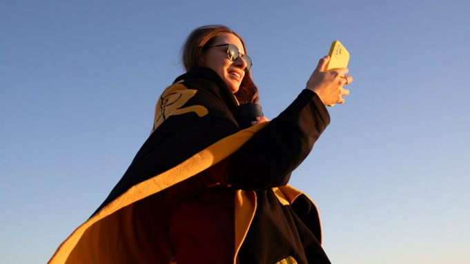 Девушка с телефоном / Фото: Билайн