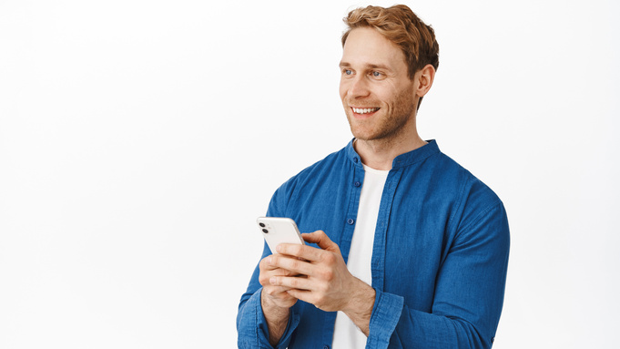 Мужчина с телефоном / Фото: cookie_studio / ru.freepik.com