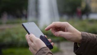 Смартфон в руках / Фото: компания МегаФон