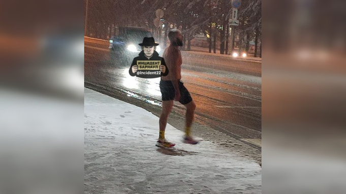 Полуголый мужчина / Фото: "Инцидент Барнаул"