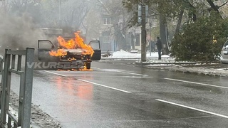 Автомобиль горит в Барнауле / Фото: "В курсе 22"