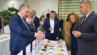 Депутатский визит в АО "Глобус" / Фото: пресс-служба АКЗС