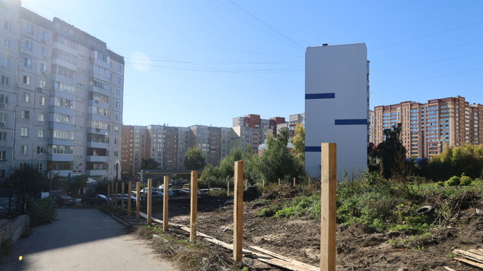 Площадка на ул. Папанинцев, 155, в сентябре 2025 года / Фото: Екатерина Смолихина / amic.ru