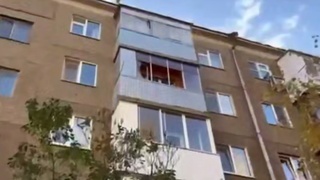 Балкон, с которого сбросили ребенка / Кадр из видео 