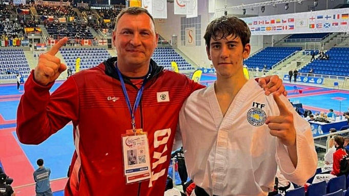 Никита Демин с тренером / Фото: Министерство спорта Алтайского края