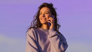 Девушка говорит по телефону / Фото предоставлено пресс-службой "Ростелекома"