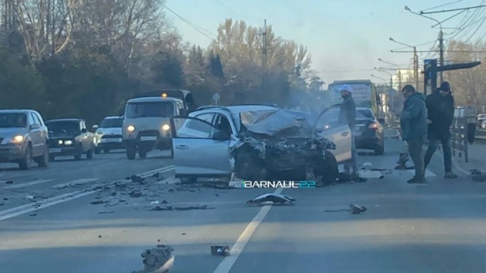 ДТП на Змеиногорском тракте / Фото: Barnaul 22