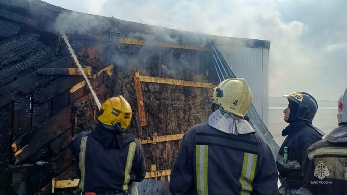 Пожар на проспекте Калинина / Фото: ГУ МЧС России по Алтайскому краю