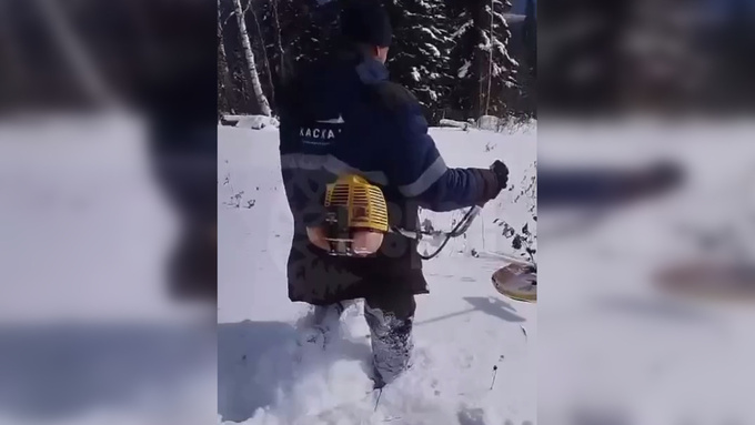 Работники Шерегеша косят траву / Кадр из видео: 