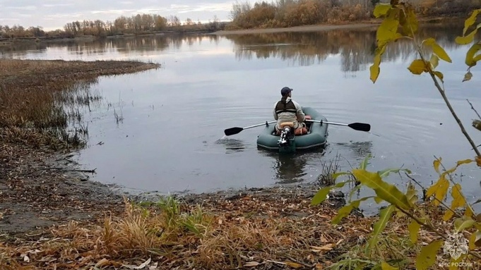 Рыбак на резиновой лодке / Фото: МЧС Алтайского края