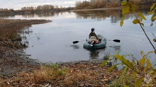 Рыбак на резиновой лодке / Фото: МЧС Алтайского края