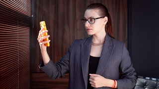 Девушка и смартфон / Фото: Билайн