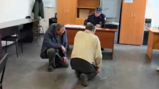 Стоящие на коленях гражданские в шипуновском отделении полиции / Фото предоставлено очевидцем