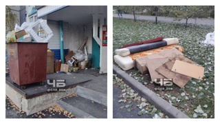 Мусор у одного из домов / Фото: "Черное и Белое Барнаул"
