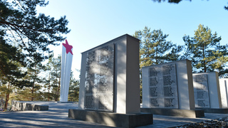 В Барнауле обновили мемориал с именами 415 солдат, умерших от ран в годы ВОВ / Фото: barnaul.org