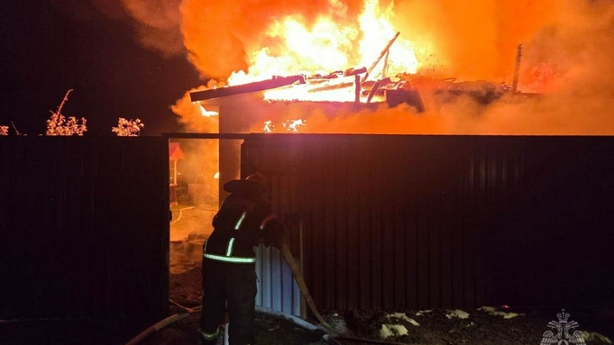 Горящий садовый домик / Фото: МЧС Алтайского края