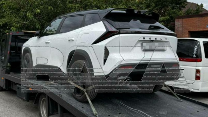 Автомобиль Geely на эвакуаторе / Фото: Baza
