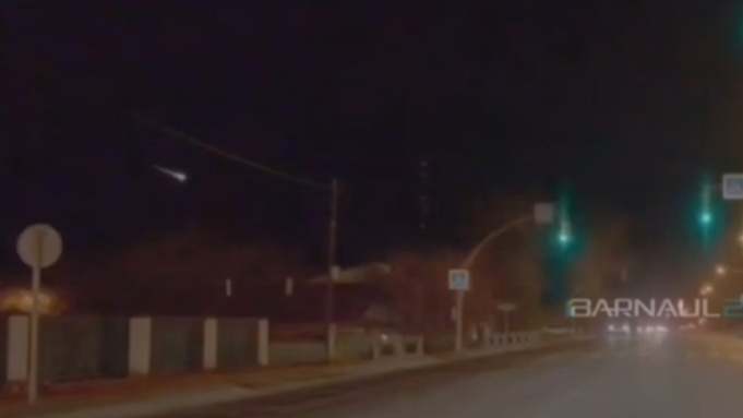 Яркий метеор запечатлели в Алтайском крае / Фото: Barnaul 22