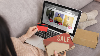 Распродажа. Ноутбук / Фото: freepik.com