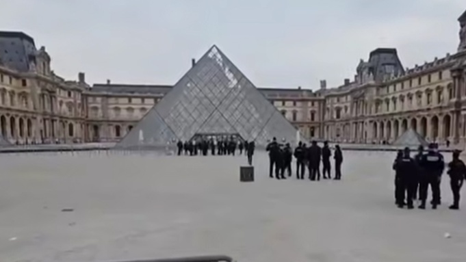 Ограбление Лувра в Париже / Фото: Baza