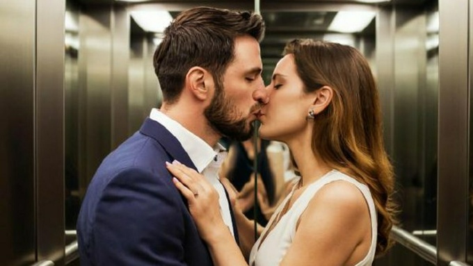 Поцелуй в лифте / Изображение сгенерировано ИИ Kandinsky / amic.ru
