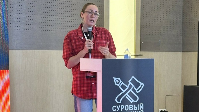 Глава SMM-редакции  amic.ru на "Суровом Питерском форуме" / Фото: amic.ru