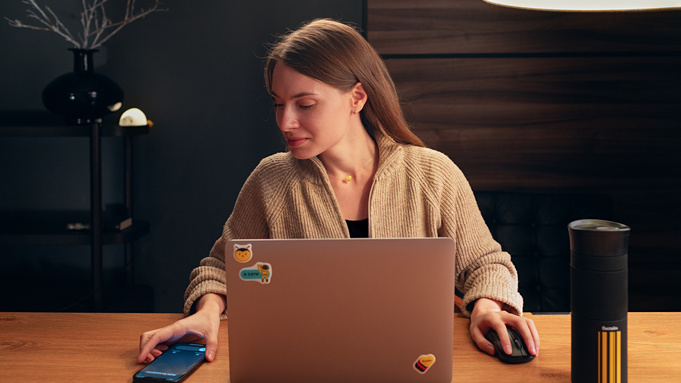 Девушка с ноутбуком и мобильным телефоном / Фото: Билайн