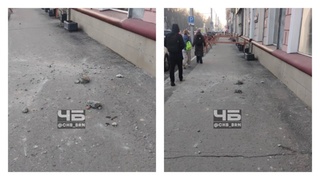 Упавшие куски бетона / Фото: "Черное и Белое Барнаул"