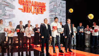 Церемония награждения конкурса "Быть, а не казаться!". Артем Шамков на фото в центре / Фото предоставлено организаторами конкурса