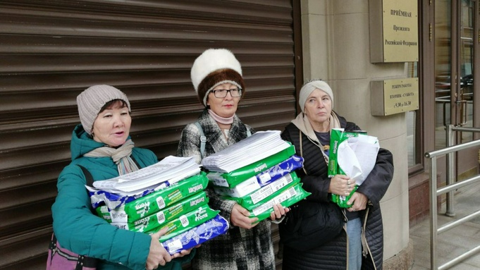 Активисты собирают подписи / Фото: Telegram-канал "Голос Алтая. Голос России"