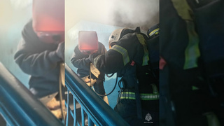 Спасатели эвакуируют людей из горящего дома / Фото: МЧС Алтайского края