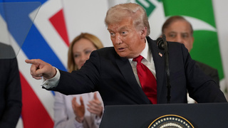 Дональд Трамп во время выступления с речью на "Саммите мира" в Шарм-эш-Шейхе / Фото: Amr Nabil / ТАСС