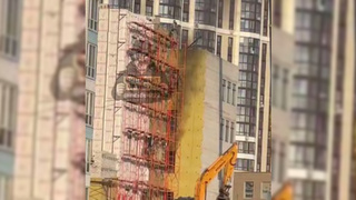 Черный дым валит из окна школы / Кадр из видео: "Инцидент Барнаул"