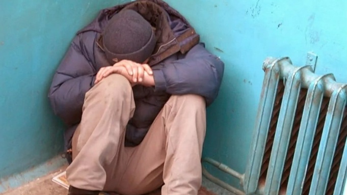 В Барнауле мужчина несколько лет живет в подъездах / Фото: "Инцидент Барнаул"