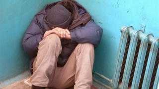 В Барнауле мужчина несколько лет живет в подъездах / Фото: "Инцидент Барнаул"