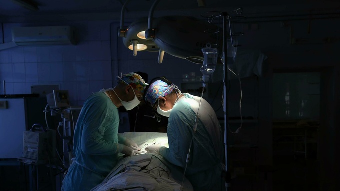 Алтайские хирурги за работой / Фото: amic.ru